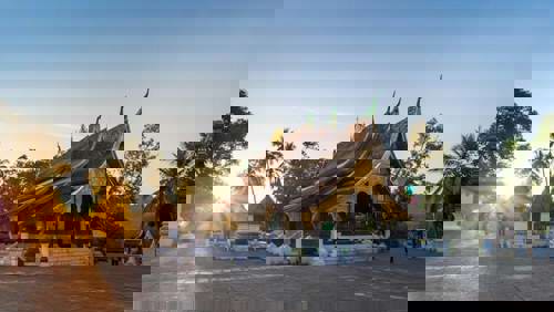 Explore Wat Xieng Thong